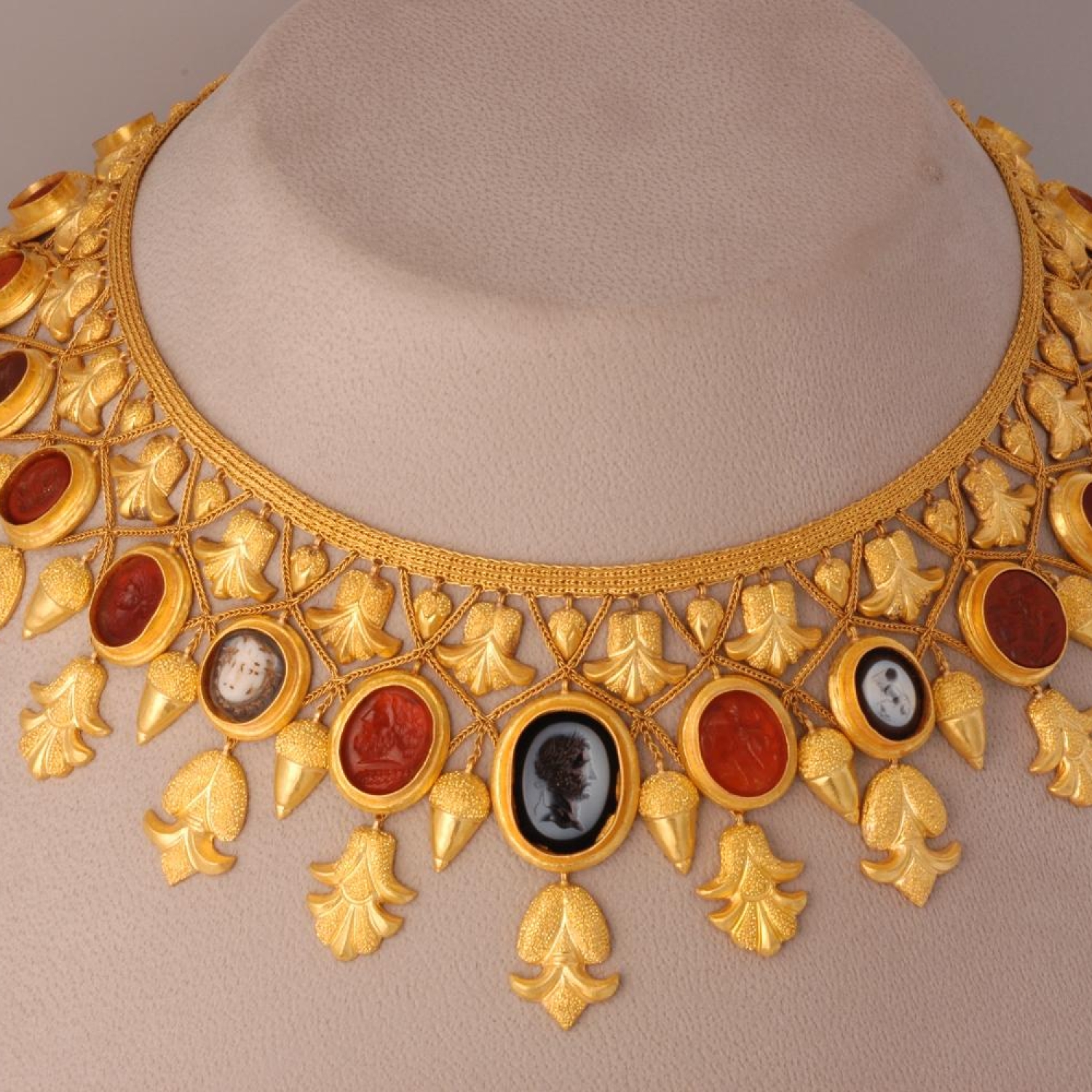 RUVO NECKLES